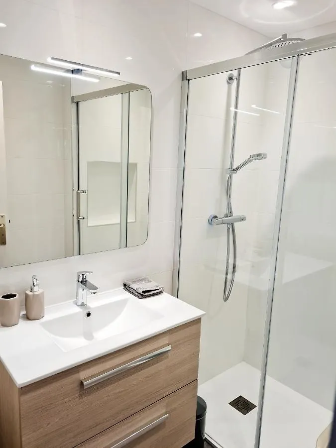 2P Entierement Climatise I Bien Insonorise I Wifi I A 300 M De La Mer I Restaurants Commerces Et Transports A 5Mn A Pied I Ideal 2 Personnes I Possibilite 4 Avec Canape Lit De Qualite I Tres Belle Douche Apartment Cagnes-sur-Mer
